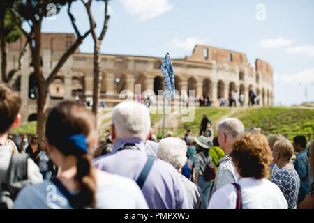 Un groupe de touristes conduire par un guide en face du Colisée / Colisée de Rome Banque D'Images