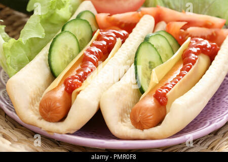 Délicieux avec les légumes et source de hotdog isolated on white Banque D'Images