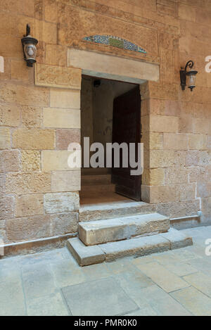 Ancien vieux briques externe décorées de murs en pierre et la porte menant à la Chambre d'architecture égyptienne et bâtiments historiques, Le Caire, Egypte Banque D'Images