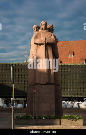 Letton Riflemen, vue sur le monument letton des Riflemen et le toit de la Maison des Blackheads, Riga, Lettonie. Banque D'Images