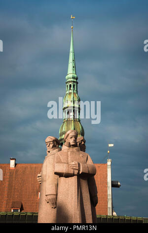 Letton Riflemen, vue sur le monument des carabiniers de Lettonie et le toit de la Maison des Blackheads et de la lance de l'église St Pierre, Riga, Lettonie. Banque D'Images