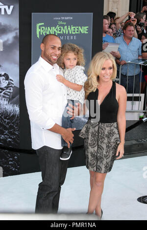 Kendra Wilkinson, mari Hank Baskett et fils au Los Angeles premiere du Disney's 'Frankenweenie'. Arrivants tenue au El Capitan Theatre à Hollywood, CA, le 24 septembre 2012. Photo par : Carrie Chavez / PictureLux Banque D'Images