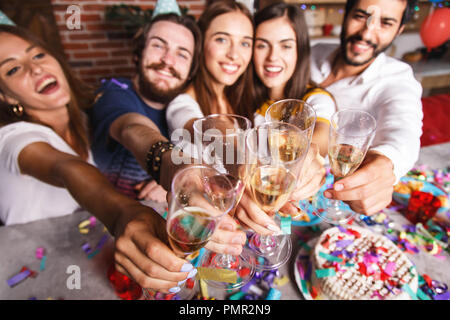 Multicultural attrayant meilleurs amis de rire et de sensibilisation avec des verres de champagne, ils celebrating Birthday party Banque D'Images
