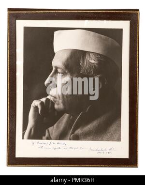 Photographie noir et blanc portrait de Jawaharlal Nehru a présenté au président John F. Kennedy. Banque D'Images