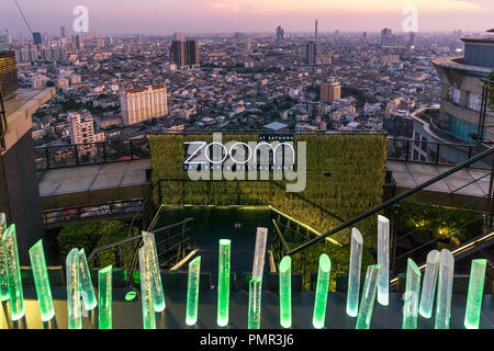 Sky Bar Zoom, Anantara Sathorn Hotel , bar sur le toit, Bangkok, Thaïlande, Banque D'Images