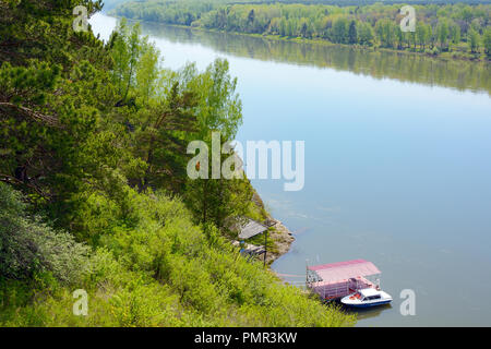 D'amarrage pour les bateaux de plaisance du Musée-réserve 'Tomskaya Pisanitsa' sur la rivière Tom, début de l'été, Kemerovo Region Banque D'Images