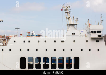 Un gros plan de l'article d'un énorme bateau de croisière amarré au port ferry/. Beaucoup de petits et grands hublots rectangulaires (windows) Banque D'Images