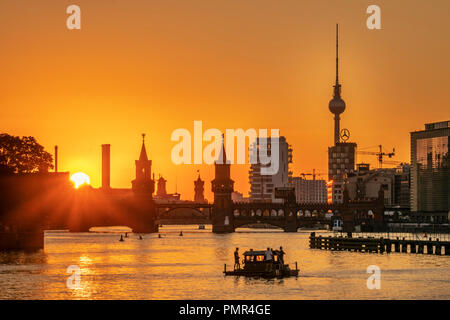 Coucher du soleil à la rivière Spree, Oberbaum bridge, Alex TV Tower, Friedrichshain-Kreuzberg, Berlin Banque D'Images