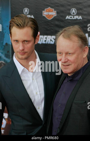 Stellan Skarsgard et Alexander Skarsgard lors de la première mondiale de 'Merveille's The Avengers'. Arrivants tenue à El Capitan Theatre à Hollywood, CA, le 11 avril 2012. Photo par Joe Martinez / PictureLux Banque D'Images