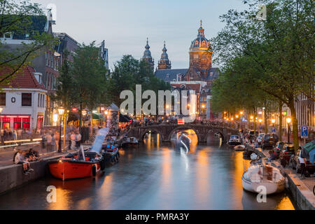 Amsterdam, May 21 : vue de la nuit de la belle ville et le canal et l'église de Saint Nicolas le Jul 21, 2017 à Amsterdam, Pays-Bas Banque D'Images