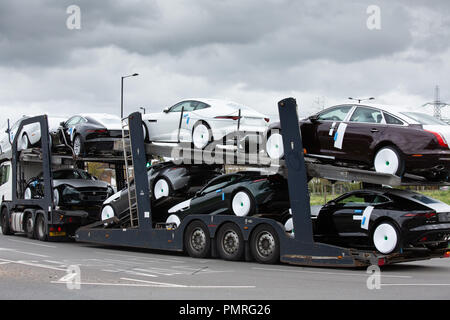 Une voiture transportant des voitures Jaguar Landrover quitte l'usine de Castle Bromwich, à Birmingham. Banque D'Images