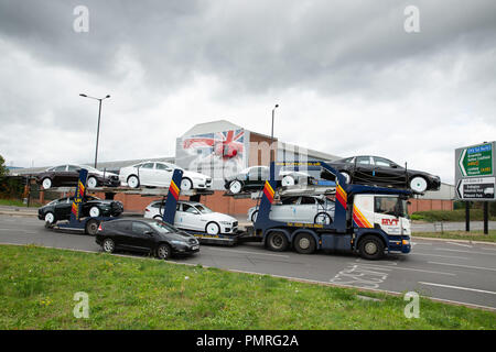 Une voiture transportant des voitures Jaguar Landrover quitte l'usine de Castle Bromwich, à Birmingham. Banque D'Images