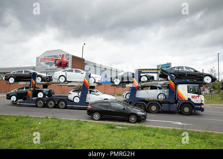 Une voiture transportant des voitures Jaguar Landrover quitte l'usine de Castle Bromwich, à Birmingham. Banque D'Images