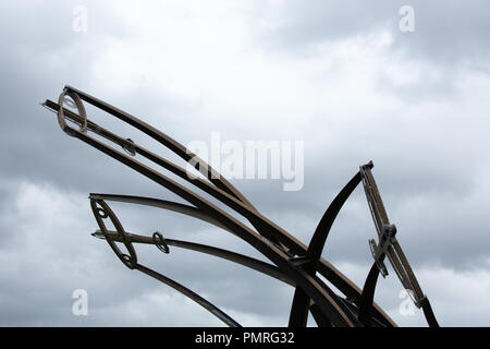 Sentinel, une sculpture par Tim Tolkien, installé sur l'île de Spitfire, un rond-point à l'intersection de la Chester Road et Fort Parkway. Banque D'Images