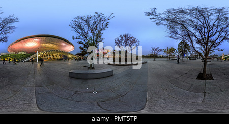 Vue panoramique à 360° de Shanghai World class lieux culturels--Mercedes - Benz Centre Culturel la nuit