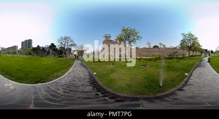 Vue panoramique à 360° de La ville de Pékin lumineux wall ruins park (porte d'accès de l'Est) - reste city wall