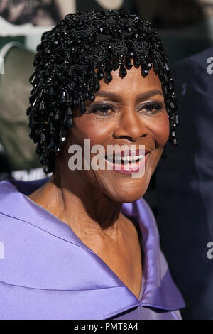 Cicely Tyson arrive à la Los Angeles premiere de "Alex Cross" tenue au ArcLight Cinemas Cinerama Dome le 15 octobre 2012 à Hollywood, Californie. (Photo par Eden Ari / / PictureLux RPAC Référence de fichier #  31698 PRPPEA 136 pour un usage éditorial uniquement - Tous droits réservés Banque D'Images