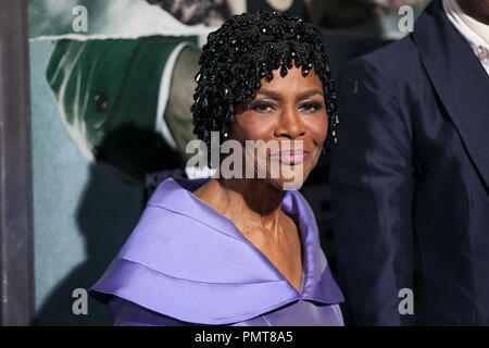 Cicely Tyson arrive à la Los Angeles premiere de "Alex Cross" tenue au ArcLight Cinemas Cinerama Dome le 15 octobre 2012 à Hollywood, Californie. (Photo par Eden Ari / / PictureLux RPAC référence #  31698 Fichier PRPPEA 137 pour un usage éditorial uniquement - Tous droits réservés Banque D'Images