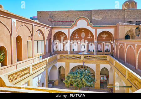 KASHAN, IRAN - le 22 octobre 2017 : la cour intérieure à l'immeuble d'hôtel particulier, ornées de motifs en terrasses ombragées, le 22 octobre à Kashan. Banque D'Images