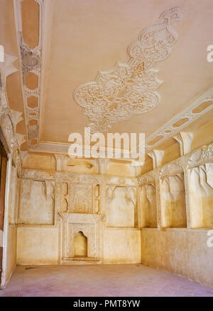 KASHAN, IRAN - Octobre 22, 2017 : l'intérieur de la petite pièce dans Abbasi Maison avec décoration de plâtre sculpté orné le plafond et les murs, sur Octobre Banque D'Images