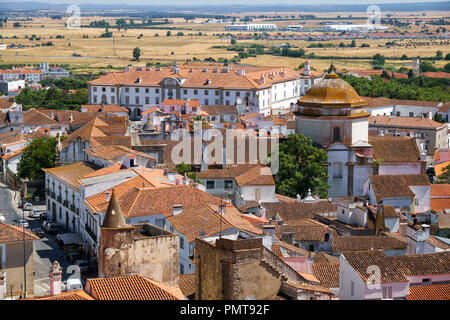 La vue sur la ville et les maisons d'habitation le dôme de Nossa Senhora do Carmo (Notre-Dame de Carmo) église vue depuis le toit de la cathédrale (Se) Banque D'Images