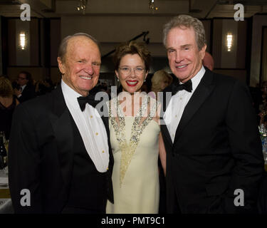 Récipiendaire du Prix d'honneur George Stevens Jr, Oscar® actrice Annette Bening et Oscar-winning acteur Warren Beatty, assister à la remise des Prix 2012 à l'administration Ray Dolby Ballroom au Hollywood & Highland Center® à Hollywood, CA, samedi, 1 décembre. Référence de fichier #  31744 039 pour un usage éditorial uniquement - Tous droits réservés Banque D'Images