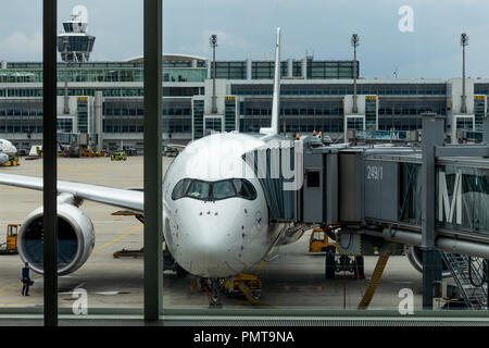 Munich, Allemagne - le 30 août 2018 : un Airbus A350 Lufthansa parqué sur un doigt à l'aérogare 2 de l'aéroport Franz Josef Strauss de Munich Banque D'Images