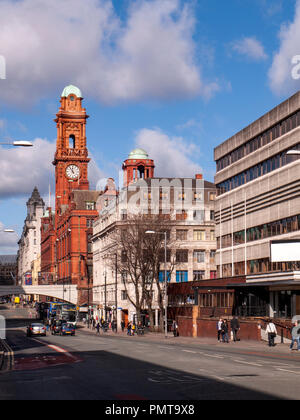 Oxford Road voir avec la tour de Palace Hotel à Manchester, UK Banque D'Images