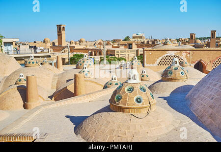 La promenade entre les dômes de brique sur le toit du Sultan Amir Ahmad (Qasemi Bathhouse) avec vue sur la cité médiévale (windcatchers badgirs) sur l'arrière-plan, la Kacha Banque D'Images