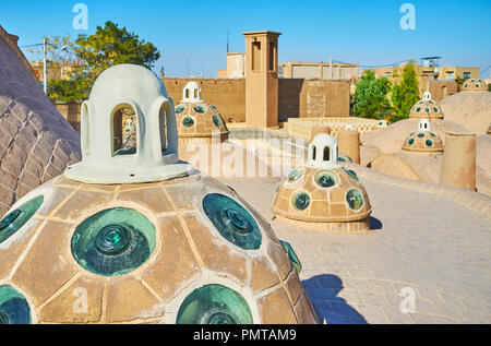 La cité médiévale de verre convexe en dômes de briques Qasemi (Sultan Amir Ahmad) Bathhouse à Kashan, Iran. Banque D'Images