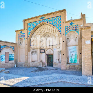 KASHAN, IRAN - le 22 octobre 2017 : Le portail d'entrée du Sultan Amir Ahmad (Qasemi) Bathhouse id décoré de plâtre muqarnas (HONEYCOMB) dans arqué Banque D'Images