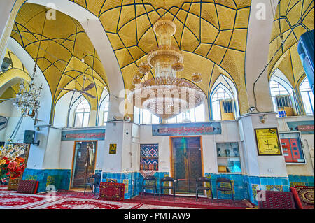 KASHAN, IRAN - le 22 octobre 2017 : La salle de prière des hommes de Shahzadeh-ye Ibrahim Mausolée avec soulagement et dômes de brique scenic lustre, le 22 octobre Banque D'Images