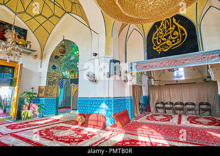 KASHAN, IRAN - Octobre 22, 2017 : l'intérieur du mausolée Shahzadeh Ibrahim-ye avec tapis et carrelage, le 22 octobre à Kashan. Banque D'Images