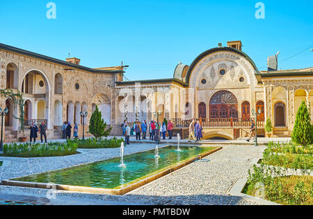 KASHAN, IRAN - le 22 octobre 2017 : Visite historique maison traditionnelle Tabatabaei Au sein, célèbre pour son design exceptionnel, le 22 octobre à Kashan. Banque D'Images
