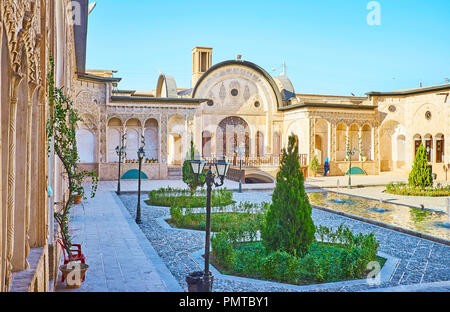 KASHAN, IRAN - Octobre 22, 2017 : Le beau jardin d'ornement dans la cour de maison Tabatabaei au sein d'une fontaine au milieu, le 22 octobre dans la Kacha Banque D'Images