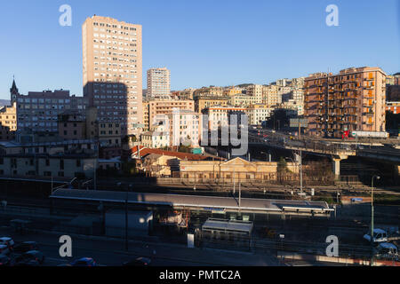 Genova, Italie - le 17 janvier 2018 : Genova ville paysage urbain et ferroviaire avec des bâtiments modernes, quartier port industriel Banque D'Images
