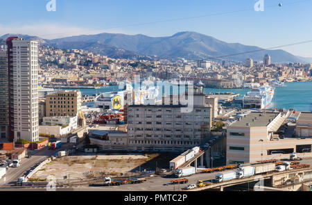 Genova, Italie - le 17 janvier 2018 : avec vue sur le port de Gênes ferry Nuraghes amarrés Banque D'Images