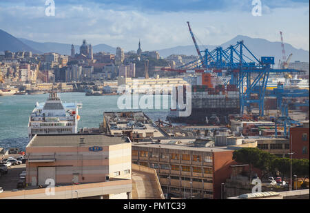 Genova, Italie - le 18 janvier 2018 : avec vue sur le port de Gênes ferry amarré et grues à portique bleu Banque D'Images