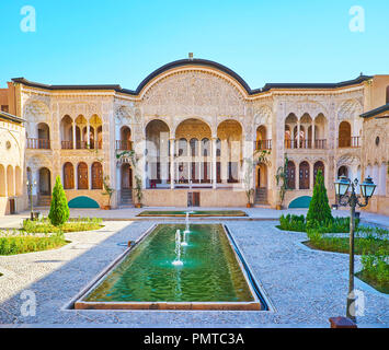 KASHAN, IRAN - Octobre 22, 2017 : l'été de la maison derrière les fontaines Tabatabaei au sein de son jardin, le 22 octobre à Kashan. Banque D'Images