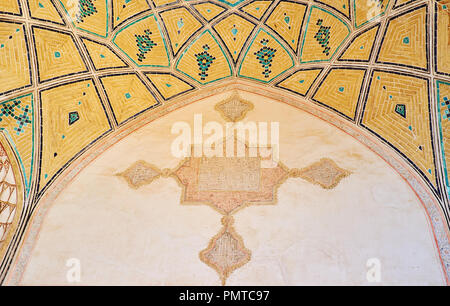 KASHAN, IRAN - Octobre 22, 2017 : le mur de la mosquée Agha Bozorg est décorée avec des arabesques et la calligraphie islamique, le 22 octobre à Kashan. Banque D'Images