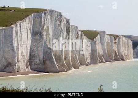 Sept sœurs falaises cliffs à seaford eastbourne UK visités par les résidents et les touristes de partout.Les gens sont très proches de l'effondrement bords Banque D'Images