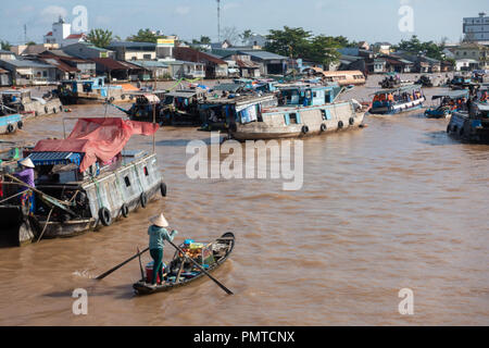 Vietnamienne avec chapeau conique acheter et vendre sur bateau, voile, bateau dans le marché flottant de Cai Rang à Mékong Banque D'Images