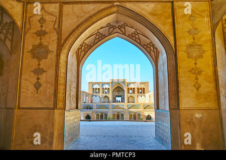 KASHAN, IRAN - Octobre 22, 2017 : Le point de vue de la salle de prière de la mosquée Agha Bozorg sur sa cour à travers les paysages de arch, le 22 octobre à Kashan Banque D'Images