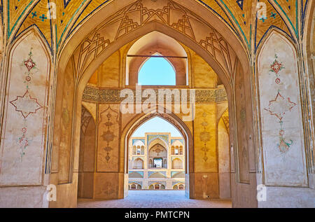 KASHAN, IRAN - Octobre 22, 2017 : l'architecture exceptionnelle de la mosquée Agha Bozorg avec bel intérieur et pittoresque cour intérieure, le 22 octobre à Kas Banque D'Images