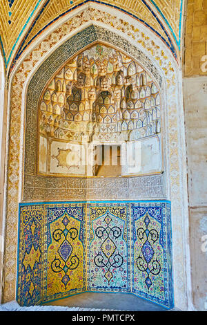 KASHAN, IRAN - Octobre 22, 2017 : le mihrab de la mosquée Agha Bozorg - la niche bénéficie d'arabesques peintes, calligraphie islamique, sculpté Banque D'Images