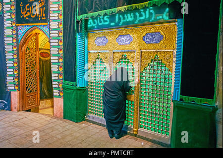 KASHAN, IRAN - le 22 octobre 2017 : La femme musulmane chiite prie au mausolée du Grand Bazar, le 22 octobre à Kashan. Banque D'Images