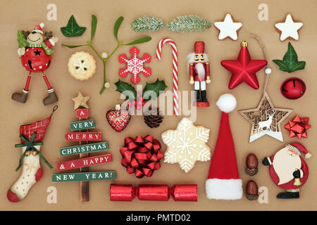 Old fashioned Christmas Tree decorations boules et avec l'hiver la flore, de l'alimentation et des symboles traditionnels sur fond de papier brun. Banque D'Images