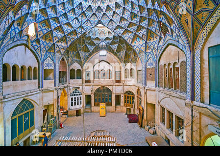 KASHAN, IRAN - le 22 octobre 2017 : Le Grand Bazar dispose de caravansérails ornés, tels que l'Hadj Seyed Hossein Sabbaq Timcheh, le 22 octobre à Kashan. Banque D'Images