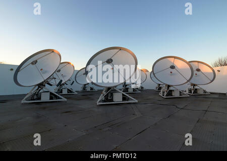 La Radioastronomie Mullard à Observatiory Lords Bridge, Barton Cambridgeshire. D'Arc Microkelvin Imager (AMI) petit tableau, dix antenne 3.7m Banque D'Images