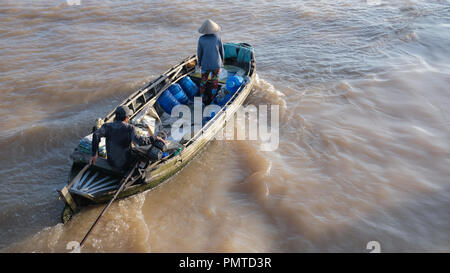 Les touristes et les gens achètent et vendent de la nourriture, des légumes, des fruits en bateau, en bateau dans le marché flottant de Cai rang, Mékong River, CAN Tho, Viet Nam Banque D'Images
